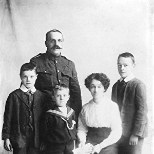 WW1 family portrait with father in the army