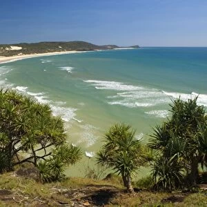 Fraser Island Beach - view of a turquoise-coloured laguna and white dream beach, from Waddy Point towards Sandy Cape - Fraser Island World Heritage Area, Great Sandy National Park, Queensland, Australia