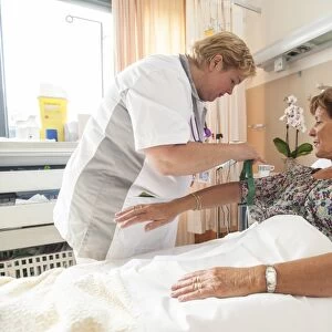 Nurse preparing a patient for an IV line F006 / 8860
