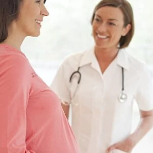 Pregnant woman and nurse F008 / 2967