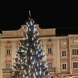Christmas tree, Baroque building and stalls at Christmas Market, Hauptplatz