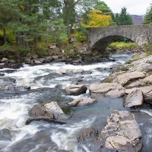 Las Cataratas de Dochart y el puente antiguo de piedra en Killin, lago de Lomond y Parque Nacional Trossachs Las Cataratas de Dochart y el puente antiguo de piedra en Killin, lago de Lomond y Parque Nacional Trossachs