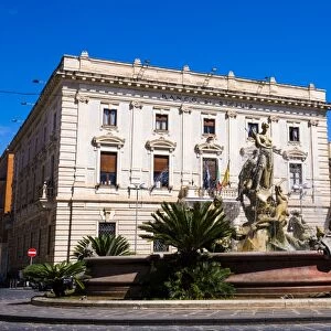 Fountain of Artemis and Banco di Sicilia, Archimedes Square, Ortigia (Ortygia), Syracuse (Siracusa), UNESCO World Heritage Site, Sicily, Italy, Europe