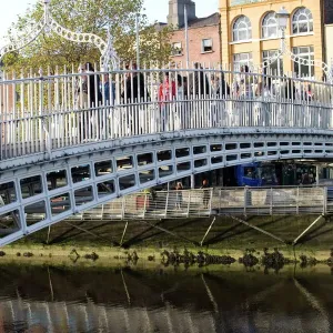 C'è un ponte Penny sul fiume Liffey a Dublino, Repubblica d'Irlanda, Europa C'è un ponte Penny sul fiume Liffey a Dublino, Repubblica d'Irlanda, Europa