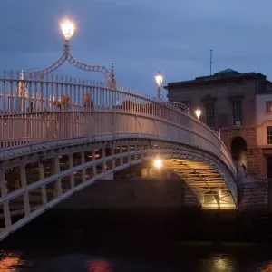 Ponte a metà penny sopra il fiume Liffey Ponte a metà penny sopra il fiume Liffey
