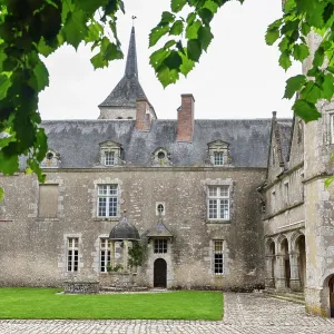 Cortile interno, galleria coperta, ala orientale e il pozzo del Chateau de Talcy, dipartimento di Loir-et-Cher, Centro-Valle della Loira, Francia. Cortile interno, galleria coperta, ala orientale e il pozzo del Chateau de Talcy, dipartimento di Loir-et-Cher, Centro-Valle della Loira, Francia.
