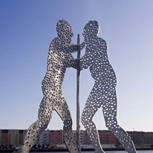 Molecule Men sculpture and River Spree