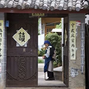 Naxi minority woman, Lijiang, Yunnan Province, China, Asia