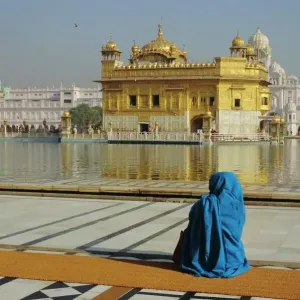 Un pèlerin en bleu s'assoit à l'Oasis Saint du Jus de la Vie Un pèlerin en bleu s'assoit à l'Oasis Saint du Jus de la Vie