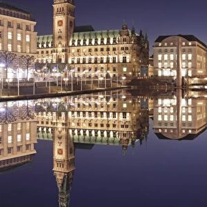 Rathaus (city hall) reflecting at Kleine Alster Lake, Hamburg, Hanseatic City, Germany
