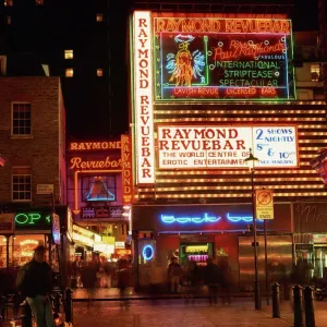 Le Raymonde Revuebar avec des signaux de néon dans le rouge zone du travail sexuel à la nuit, Soho, Londres Le Raymonde Revuebar avec des signaux de néon dans le rouge zone du travail sexuel à la nuit, Soho, Londres