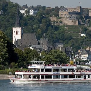 River Rhine tourist cruiser passes in front of St. Goar, Rheinfels castle, Rhineland-Palatinate, Germany, Europe