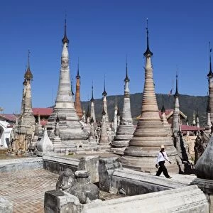 Shan stupas, Tharkong Pagoda, Inle Lake, Shan State, Myanmar (Burma), Asia