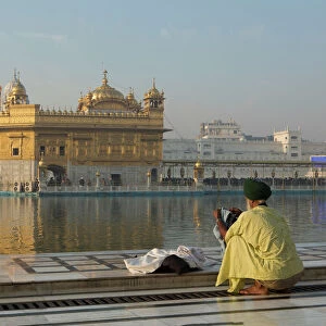 Sikh pilgrim at the Harmandir Sahib (The Golden Temple), Amritsar, Punjab, India, Asia
