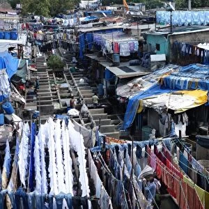 Slum washing ghats, Mumbai (Bombay), Maharashtra, India, Asia
