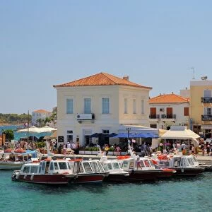Spetses (Spetse) town harbour, Spetses, Saronic Islands, Attica, Peloponnese, Greece