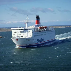 Un buque de la línea Stena entre las islas exteriores Un buque de la línea Stena entre las islas exteriores