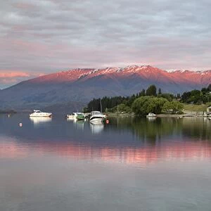 Sunrise over Lake Wanaka, Wanaka, Otago, South Island, New Zealand, Pacific