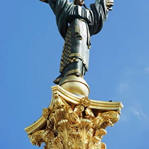 Symbol of Kiev statue, Maidan Nezalezhnosti (Independence Square), Kiev, Ukraine, Europe