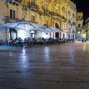 Tourists eating at a restaurant in Piazza Duomo at night, Ortigia (Ortygia), Syracuse (Siracusa), Sicily, Italy, Europe