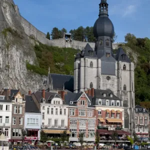 Visión desde el río Mosa mostrando la colegiata de Nuestra Señora del Pueblo en Dinant, Baja Lorena (Bélgica), Europa Visión desde el río Mosa mostrando la colegiata de Nuestra Señora del Pueblo en Dinant, Baja Lorena (Bélgica), Europa