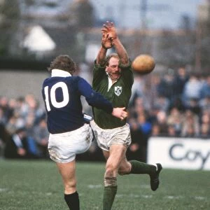 Irelands Nigel Carr attempts to charge-down Scotlands John Rutherford - 1986 Five Nations