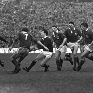 Scotlands Keith Robertson passes to John Beattie - 1985 Five Nations