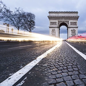 Arc de Triomphe, Champs Elyisa es avenue and cars lights (Champs-Elyisa es, Paris