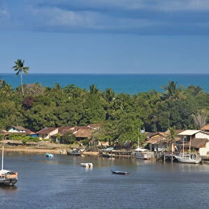 Brazil, Bahia, Caraiva, View of Caraiva village with the Caraiva in the foreground