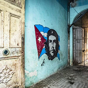 Che Guevara street art in an entrance of an old house in La Habana Vieja (Old Town)