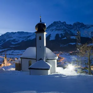 Church & Ellmau ski resort, Ski Welt area, Wilder Kaiser mountains beyond, Tirol, Austria