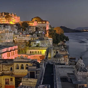 City and city palace on lake Pichola, Udaipur, Rajasthan, India, Asia