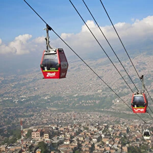 Colombia, Antioquia, Medellin, Santo Domingo, Cable cars on the metro metrocable extension