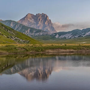 Italy, Abruzzo, Gran Sasso e Monti della Laga National Park, Mt Corno Grande and lake