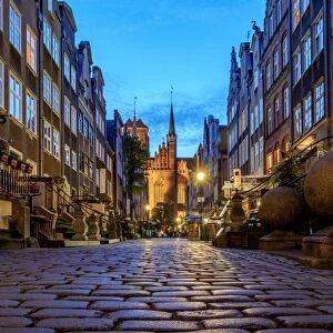 Poland, Pomeranian Voivodeship, Gdansk, Old Town, Mariacka Street at twilight