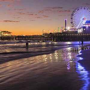 Santa Monica Pier bei Sonnenuntergang, Santa Monica, Kalifornien, USA