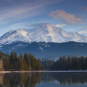 USA, California, Northern California, Northern Mountains, Mount Shasta, view of Mt