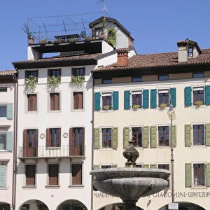 Italy, Friuli Venezia Giulia, Udine, Piazza Mateotti & fountain