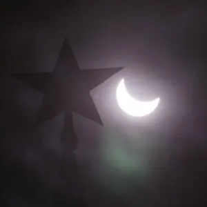 Una stella sulla cima della torre del Cremlino è vista durante un'eclissi solare parziale nel Una stella sulla cima della torre del Cremlino è vista durante un'eclissi solare parziale nel