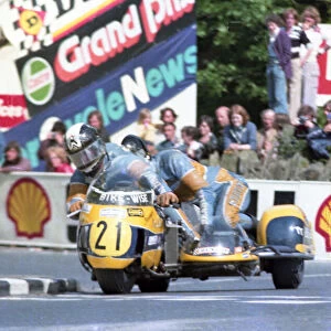 Malcolm Aldrick & Paul Beasley (Hadleigh Kawasaki) 1976 1000 Sidecar TT