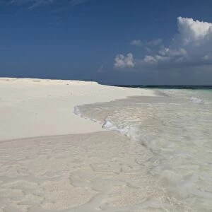 Maldives, North Male Atoll. White sand beaches on the island of Kuda Bandos