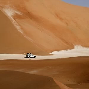 Oman, Rub Al Khali desert, driving on the dunes