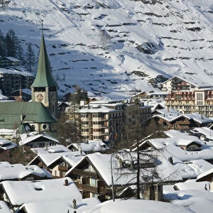 SWITZERLAND-Wallis / Valais-ZERMATT: Town View & Parish Church from the West / Winter