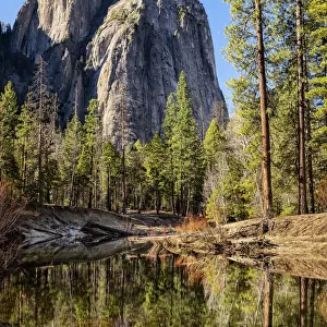 USA, California, Yosemite National Park, Cathedral Rocks and the Merced River