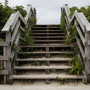 USA, Massachusetts, Chatham Beach, Wooden steps from sand beach to parking lot along