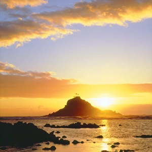 USA; Maui; Hawaii; Sunrise over Three Palm Tree Island