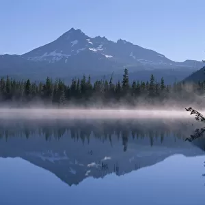 USA, Oregon. Deschutes National Forest, Broken Top reflects in the misty waters of