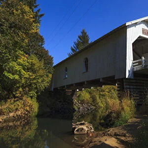 USA, Oregon, Scio, Hoffman Bridge across Crabtree Creek in early Autumn