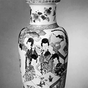 Chinese porcelain vase from the reign of Emperor K ang Hsi (1661-1722), featuring an image of ladies painting a scroll