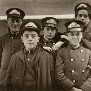 CORREOS TELEGRÁFICOS, 1909. Cinco jóvenes mensajeros de Western Union en Hartford, Connecticut. CORREOS TELEGRÁFICOS, 1909. Cinco jóvenes mensajeros de Western Union en Hartford, Connecticut.